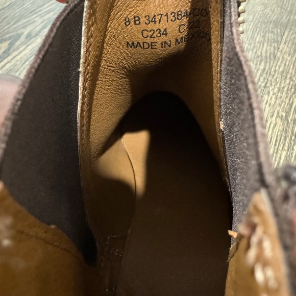 FRYE | Leather Carly Chelsea Boot (8) - Picture 12 of 12